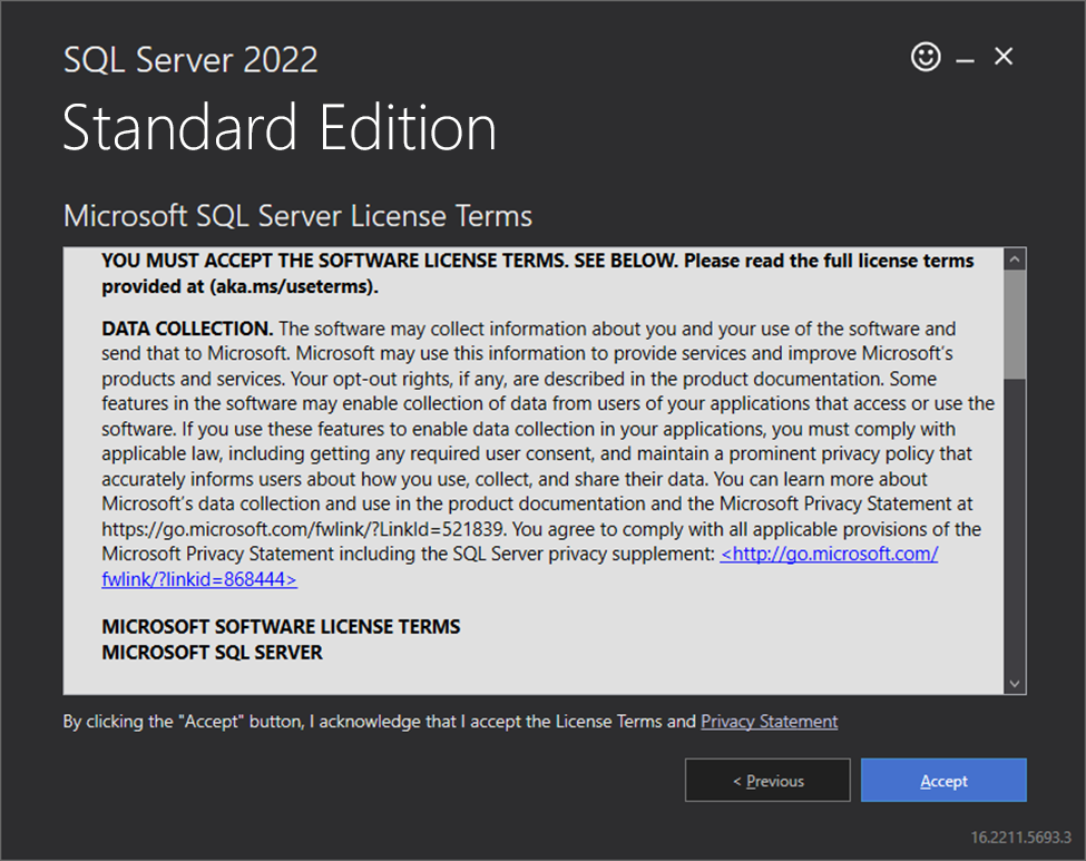 SQL Server installer displaying Microsoft license terms and the Accept button.